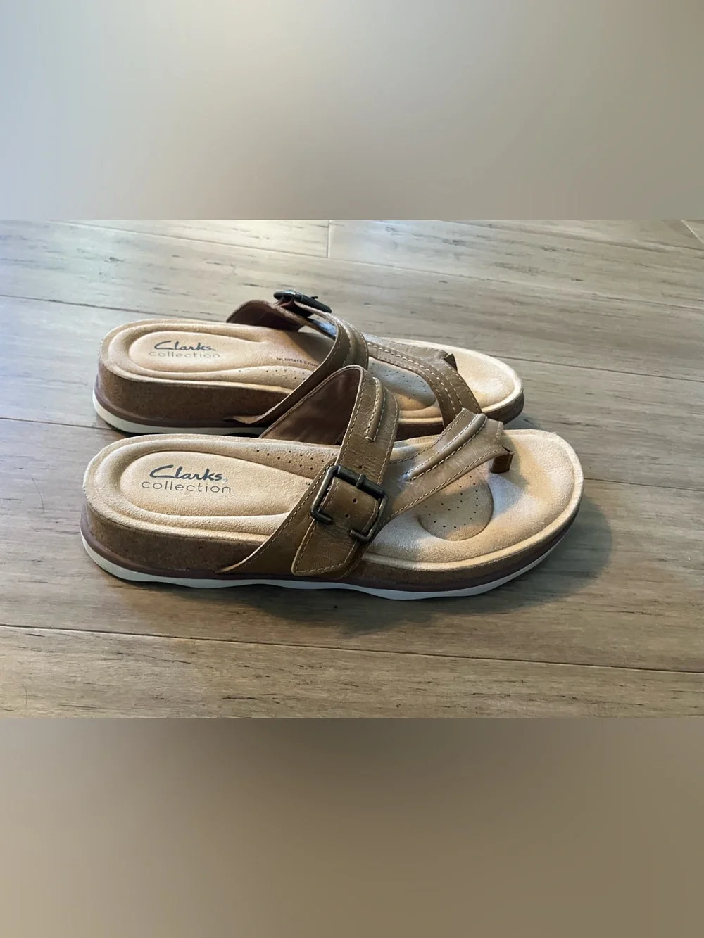 Clarks Collection women beige two strap thong side buckle women’s sandals 9.5